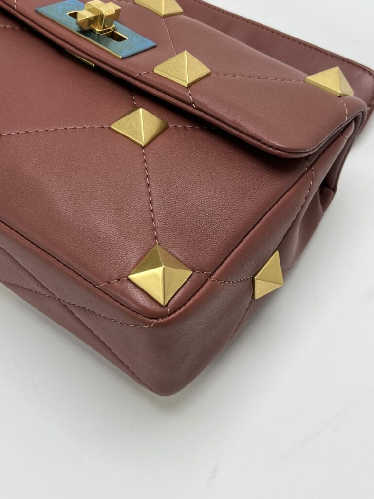 angolo 1 Valentino Roman Stud Rosa Antico