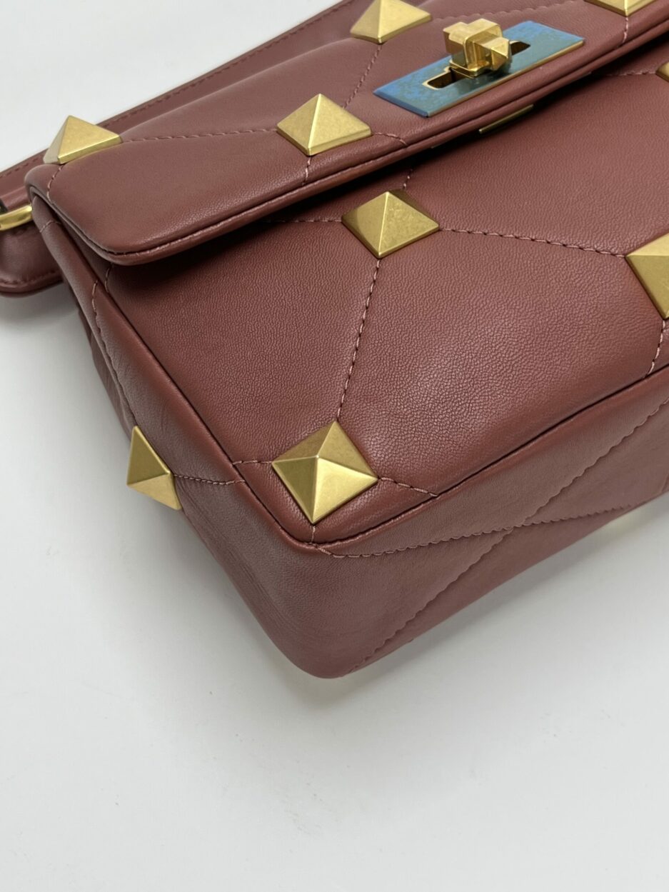 angolo 2 Valentino Roman Stud Rosa Antico