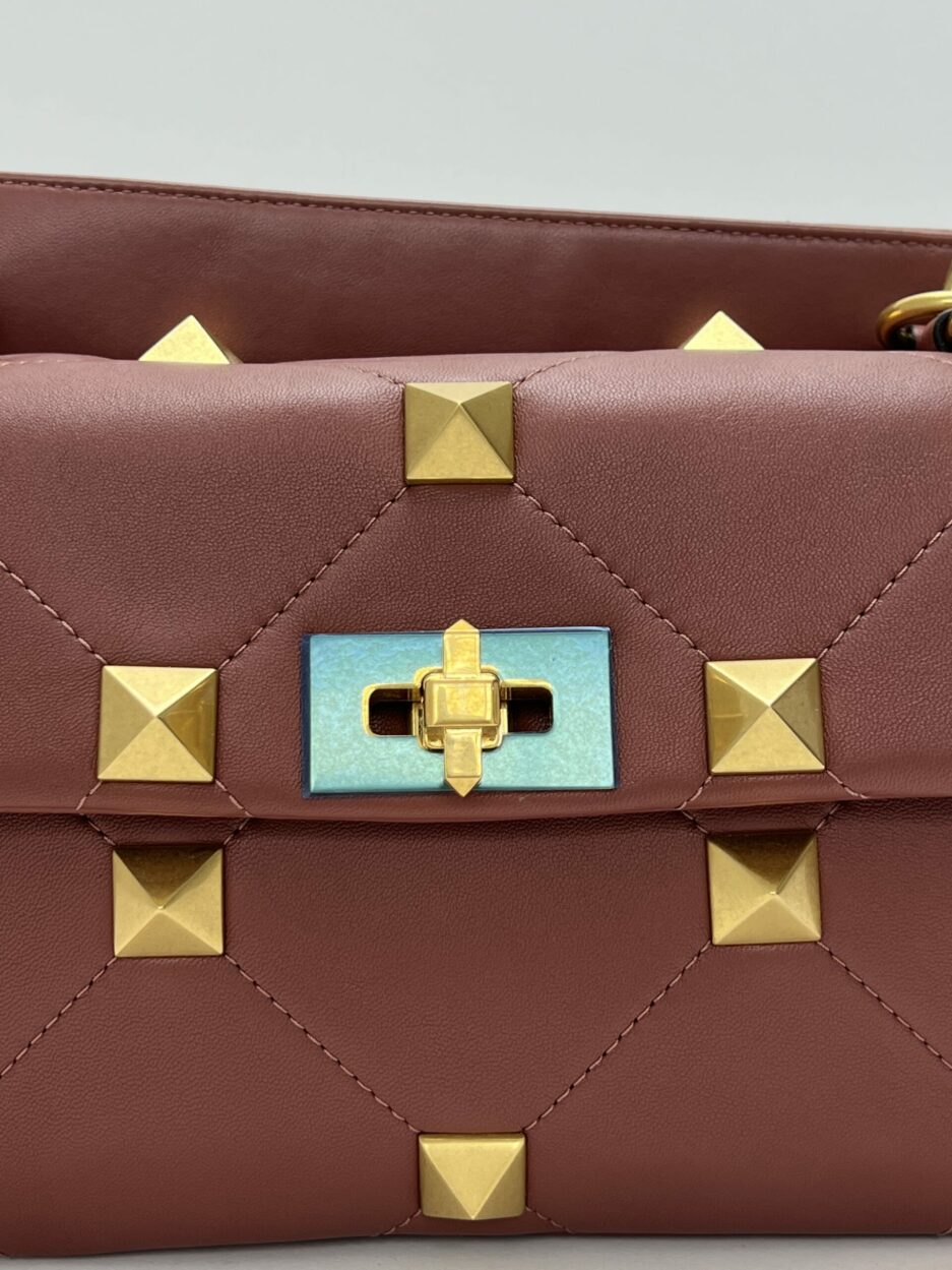 dettaglio pelle Valentino Roman Stud Rosa Antico