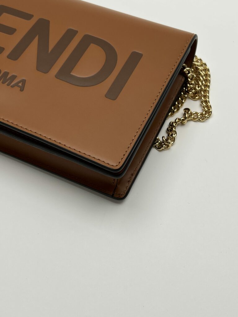 angolo 1 Fendi WOC Wallet on Chain Cuoio
