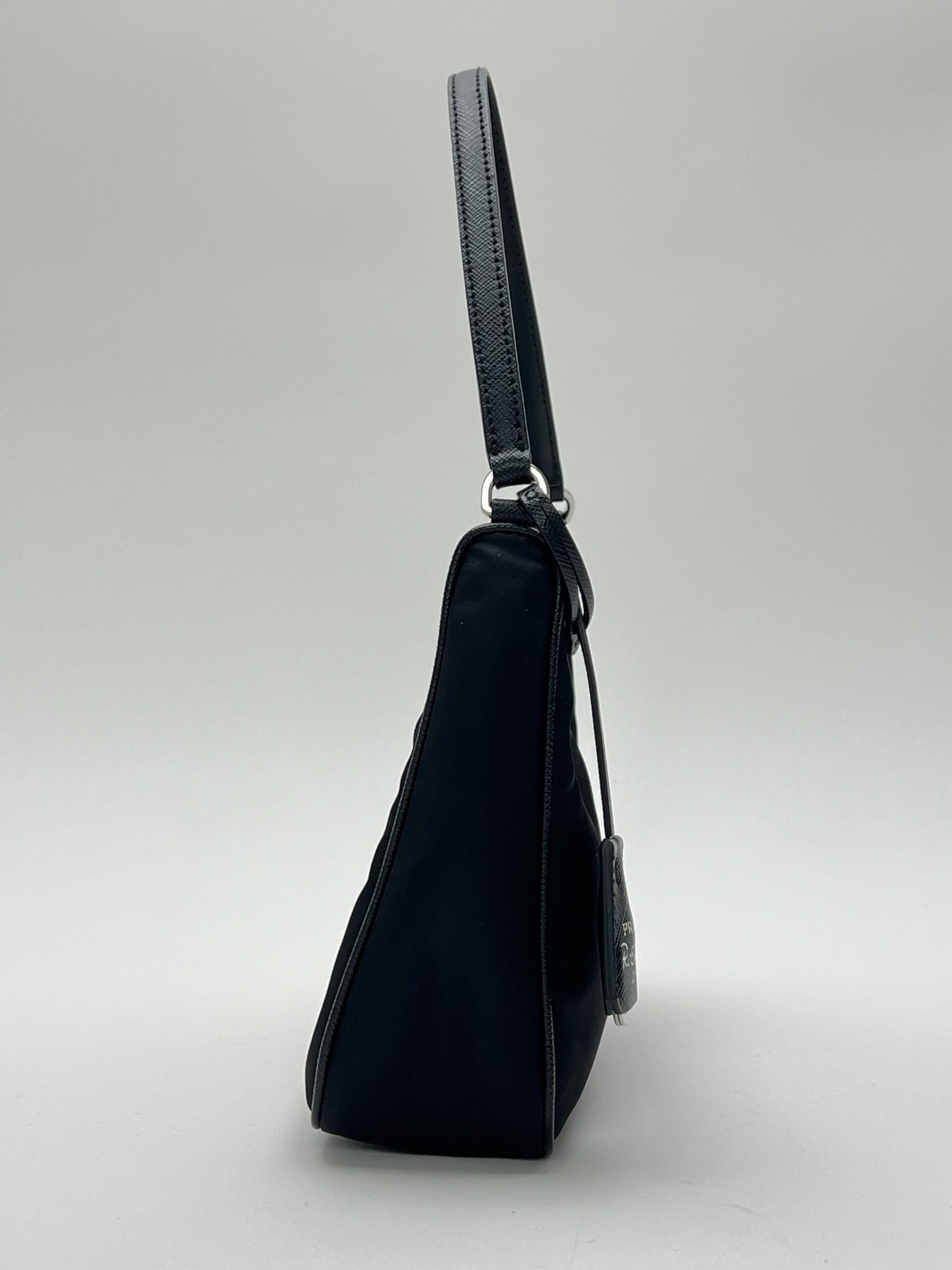 IMG_9064 lato sinistro Prada Re-Edition 2005 nylon nero