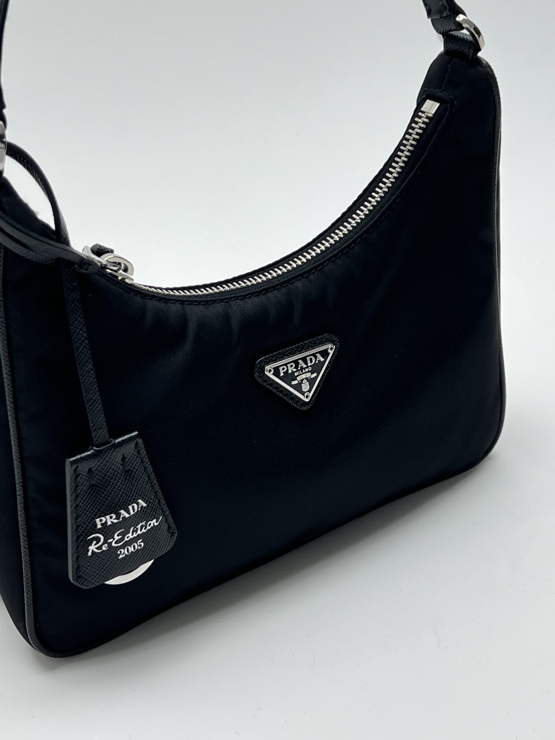 IMG_9082 dettaglio tessuto Prada Re-Edition 2005 nylon nero