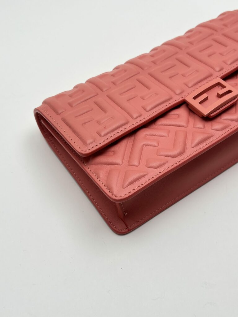 angolo 1 Fendi Baguette WOC Rosa Salmone