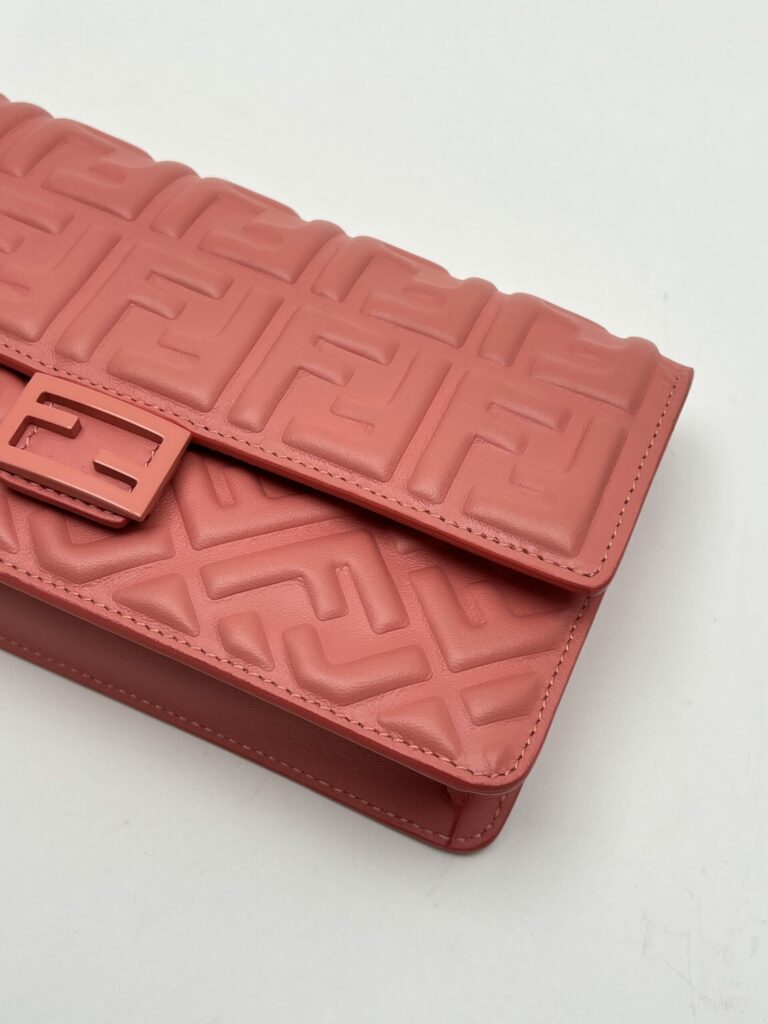 angolo 2 Fendi Baguette WOC Rosa Salmone