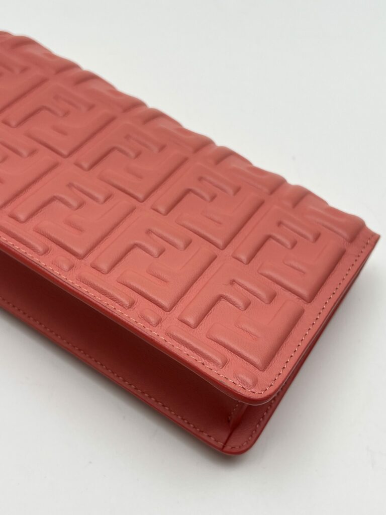 angolo 4 Fendi Baguette WOC Rosa Salmone