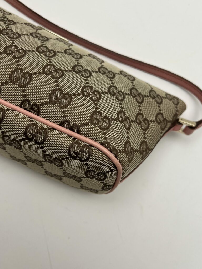 angolo 1 Gucci Pochette GG Supreme Rosa
