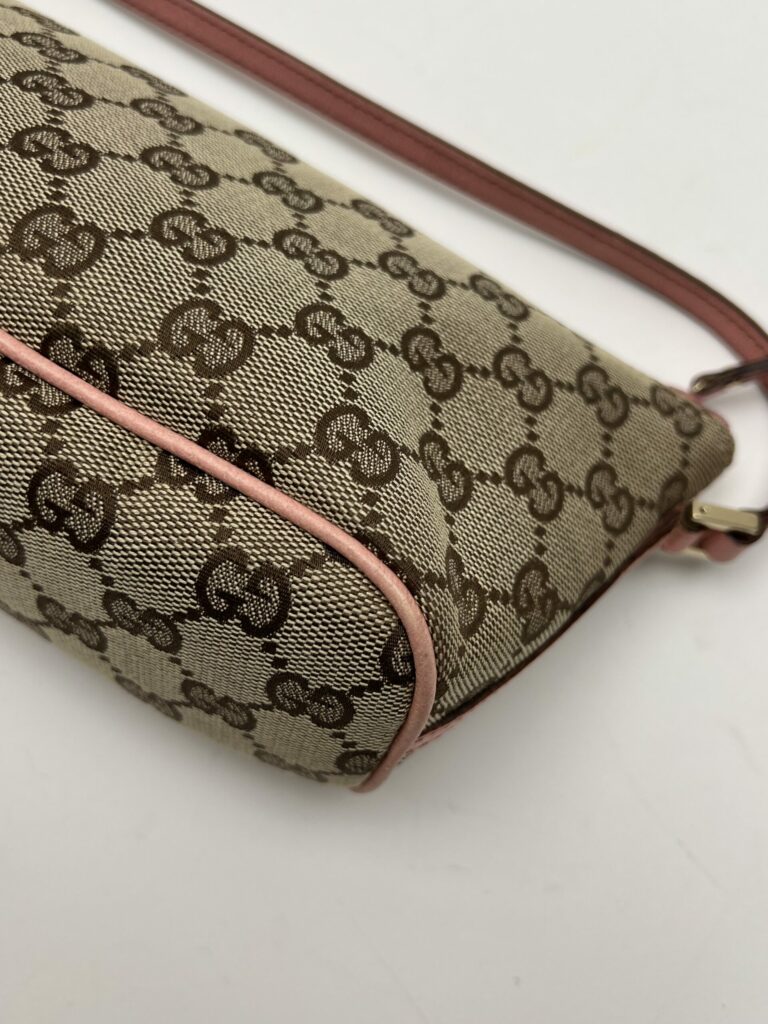 angolo 3 Gucci Pochette GG Supreme Rosa