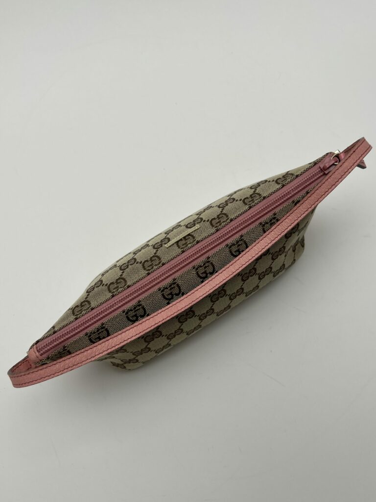 dettaglio tessuto Gucci Pochette GG Supreme Rosa