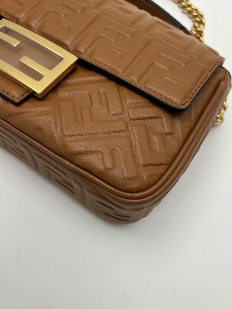 angolo 2 Fendi Baguette Chain Midi marrone