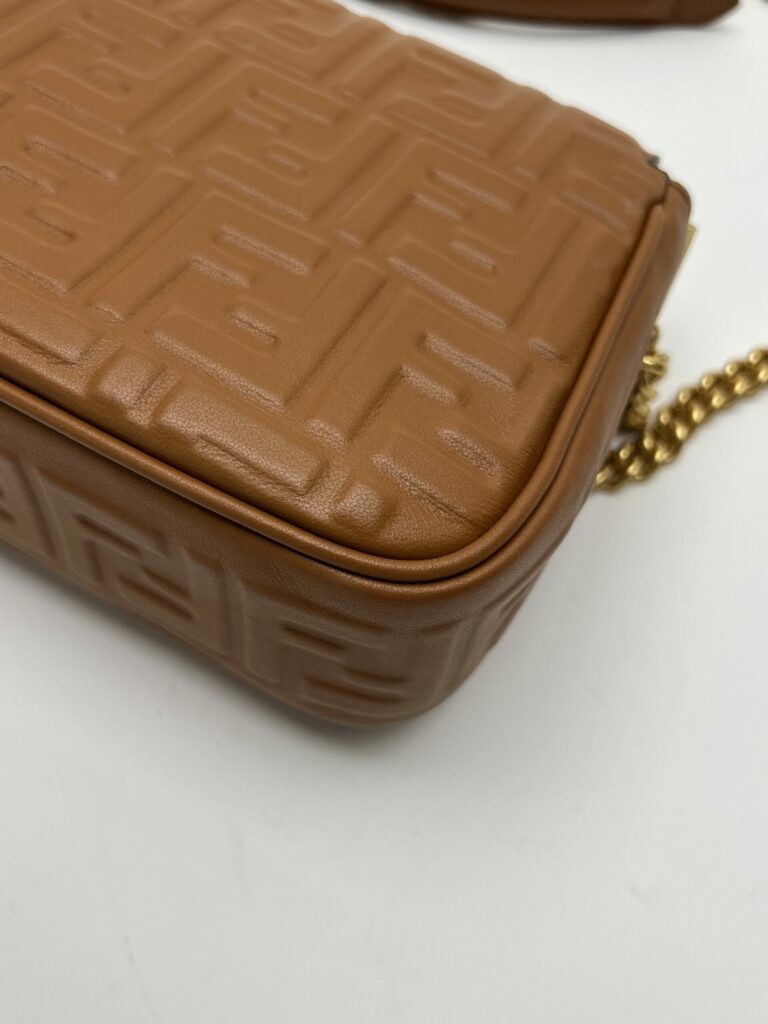 angolo 3 Fendi Baguette Chain Midi marrone