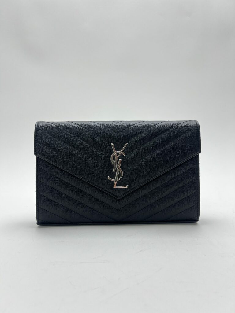 dettaglio pelle Saint Laurent Cassandre WOC 2024