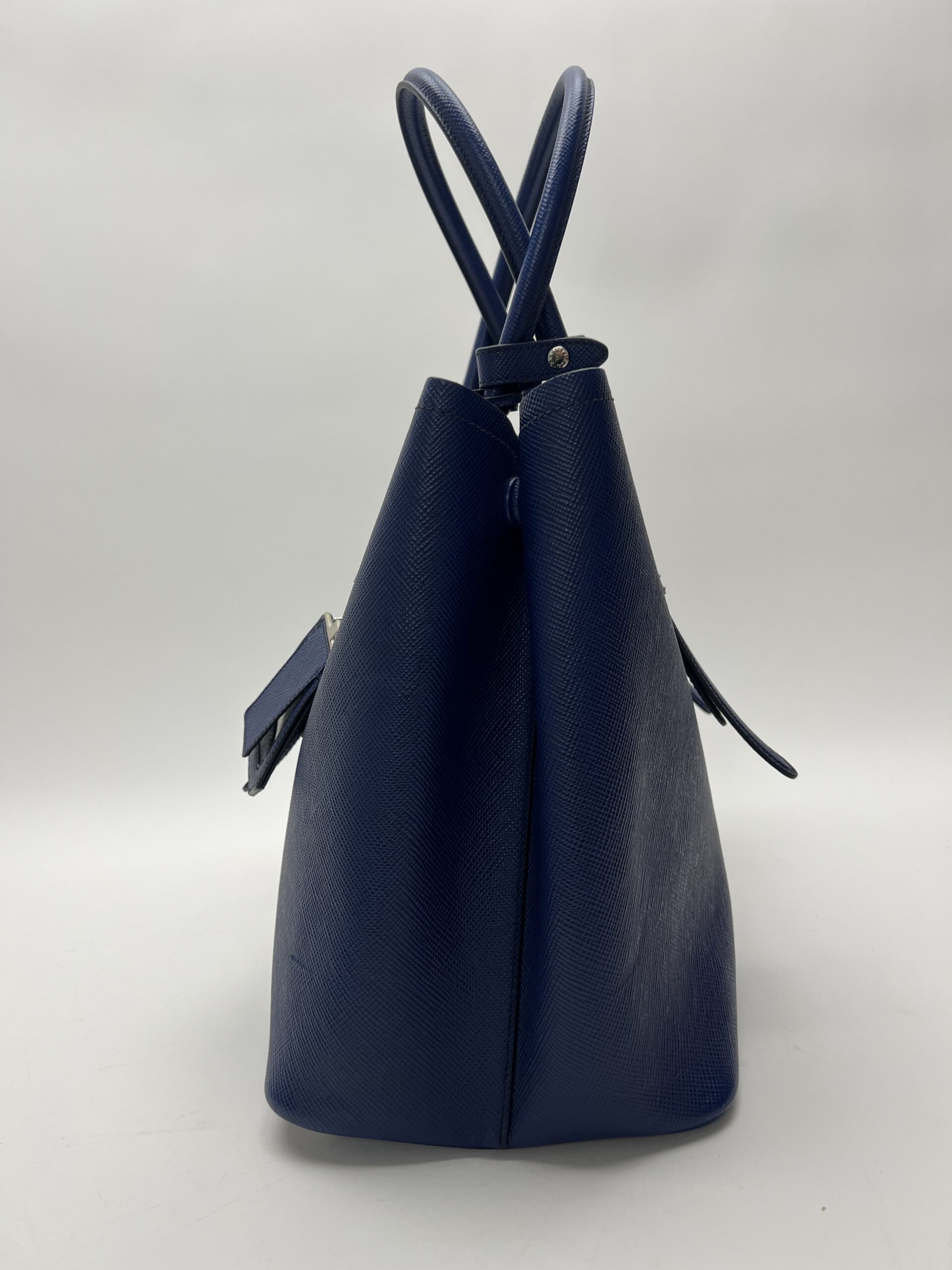 IMG_0814 dettaglio tessuto Prada Double Saffiano Blu lato sinistro