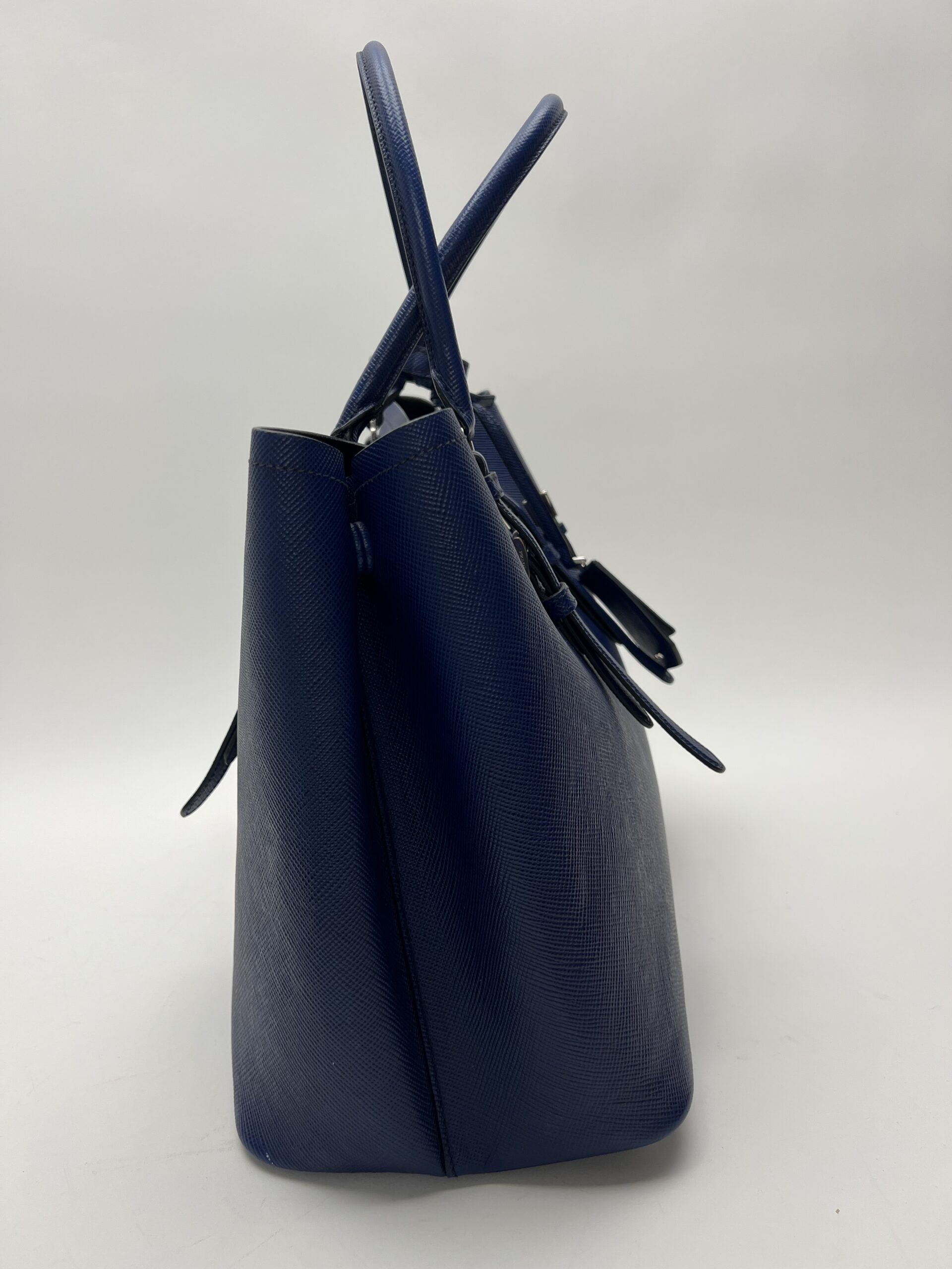 IMG_0815 dettaglio tessuto Prada Double Saffiano Blu lato destro