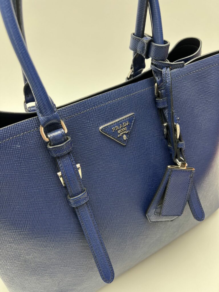 dettaglio tessuto Prada Double Saffiano Blu