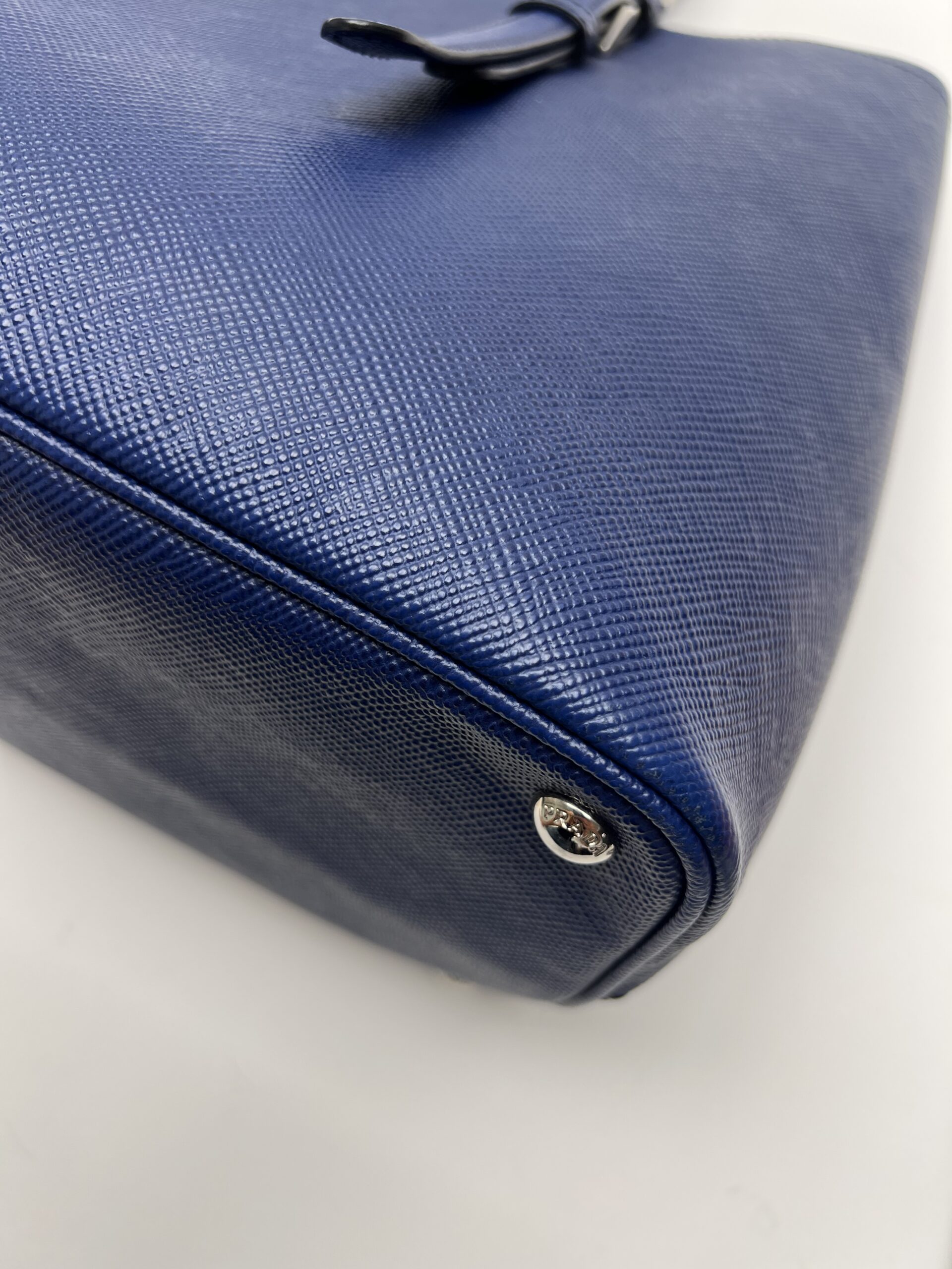 IMG_0821 angolo inferiore sinistro Prada Double Saffiano Blu